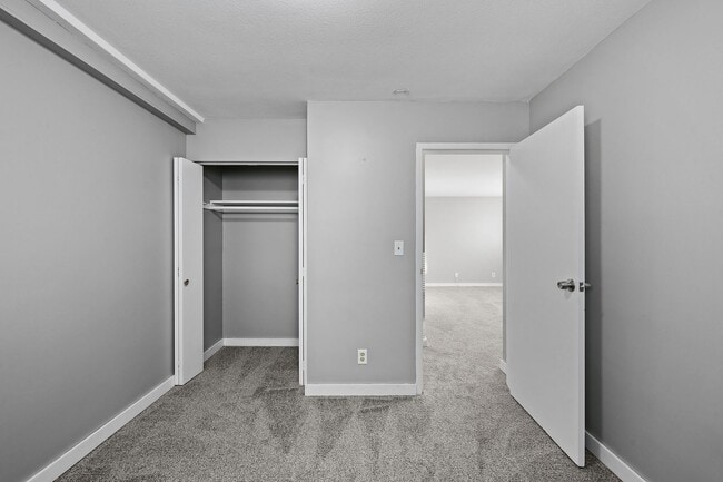 Building Photo - Spacious 1/BR/1 Bath Available Now!