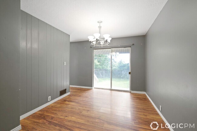 Building Photo - 1305 Henderson Dr