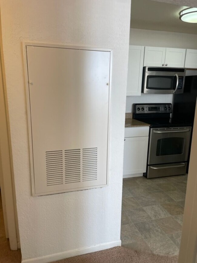 Building Photo - Lexington Place - 1325
