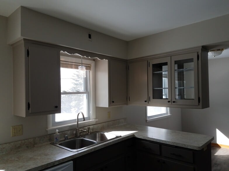 Kitchen - 409 Hill N Dale Cir