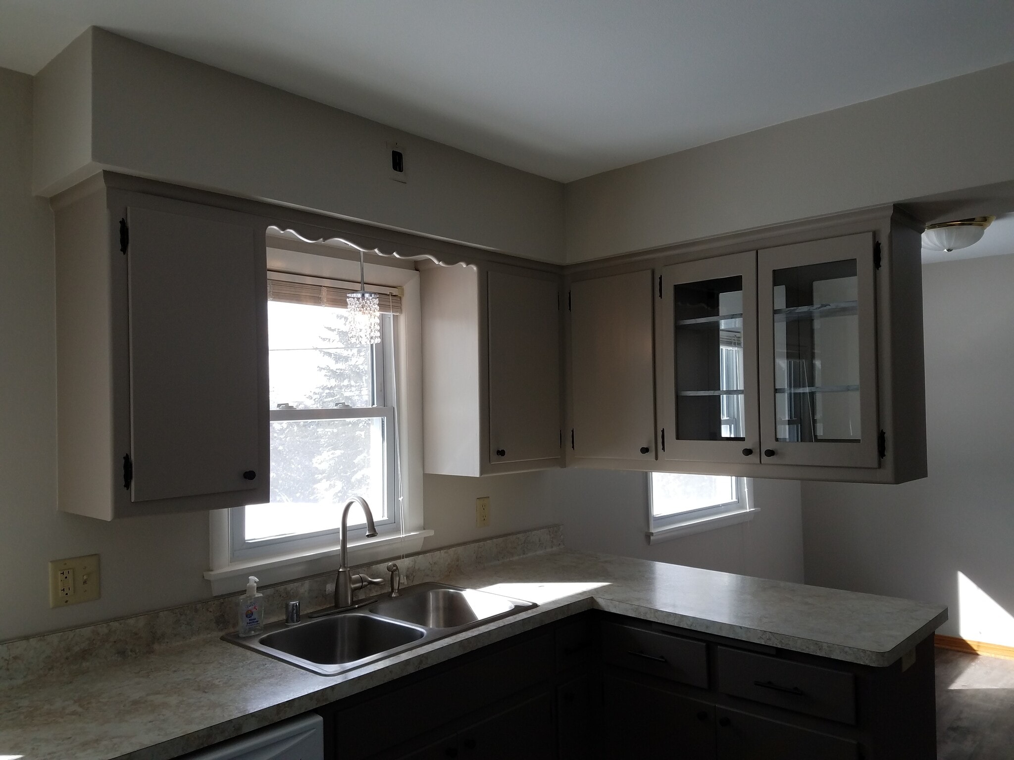 Kitchen - 409 Hill N Dale Cir