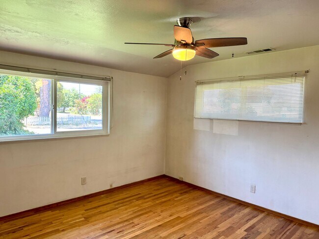Building Photo - 4 Bedroom