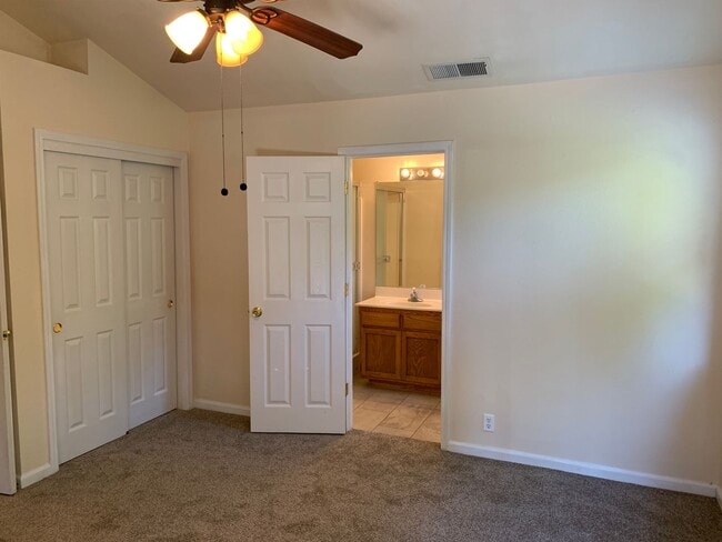 Building Photo - Updated 3 bedroom 2 bathroom close to Meri...