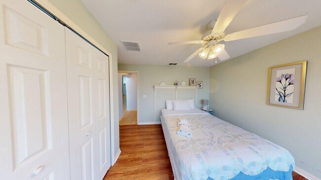 Building Photo - 4 BR 3 BA          POOL HOME    Highlands ...