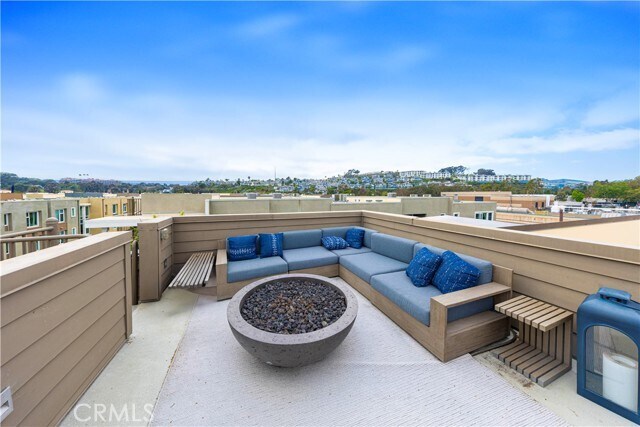 Building Photo - 983 Doheny Way