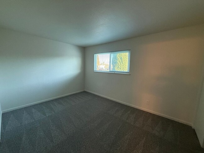 Building Photo - 2 bedroom 1.5 bath condo! Half off 2nd months rent Move in Special!