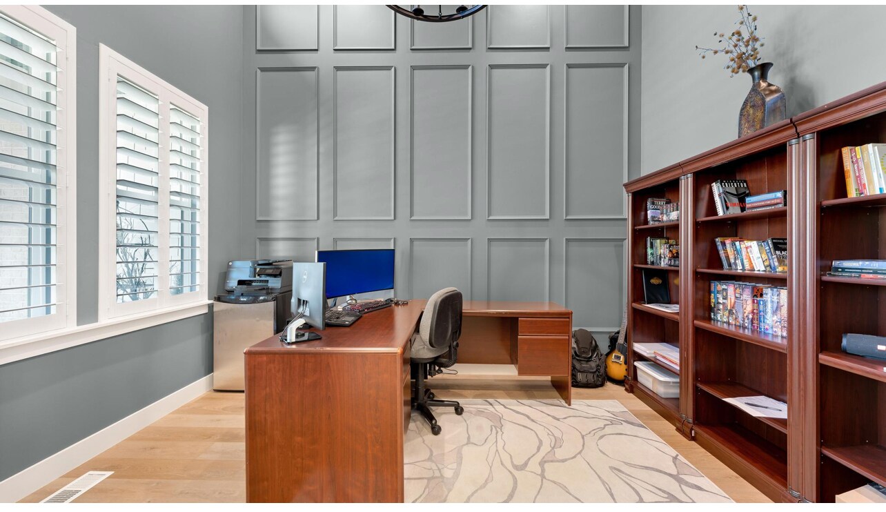 Ample Office Area - 897 N Main St