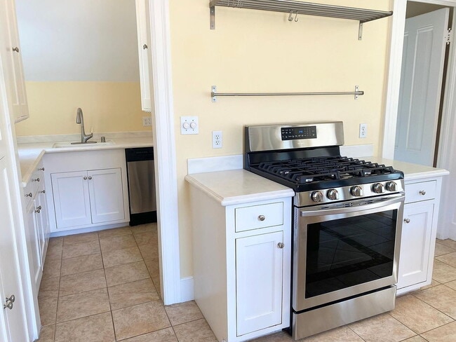 Building Photo - 225 Roosevelt Way