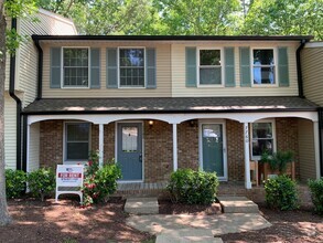 Building Photo - Renovated Raleigh Townhome Conveniently Lo...