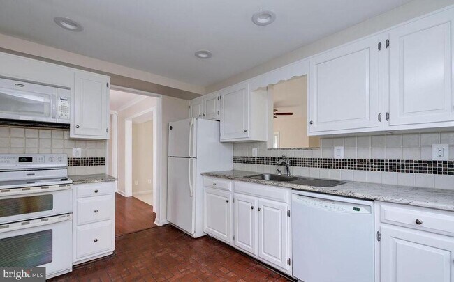 Building Photo - 12856 Fantasia Dr
