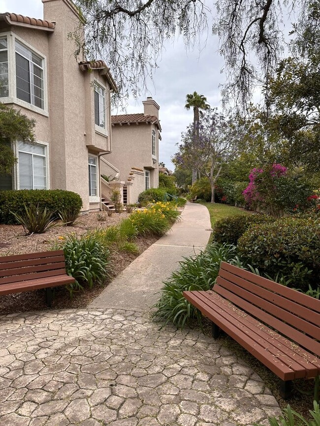 Building Photo - Beautiful 2 Bedroom/2 Bath Condo Close to ...