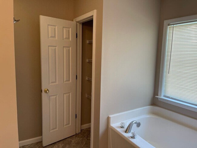 Building Photo - Spacious 4-Bedroom Home in a Quiet Union C...