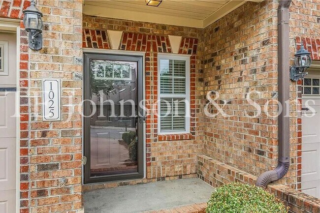 Building Photo - Beautiful 2 Bedroom Townhome with Bonus Room, Garage, and High End Finishes
