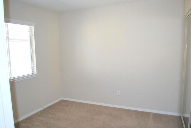 Building Photo - Sharp & Contemporary Townhouse in Beautiful Danville!