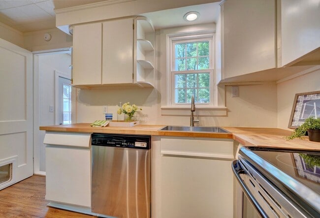 Building Photo - Charming Cape Cod Home - Fenced Yard, Detached Garage, Pet Friendly!