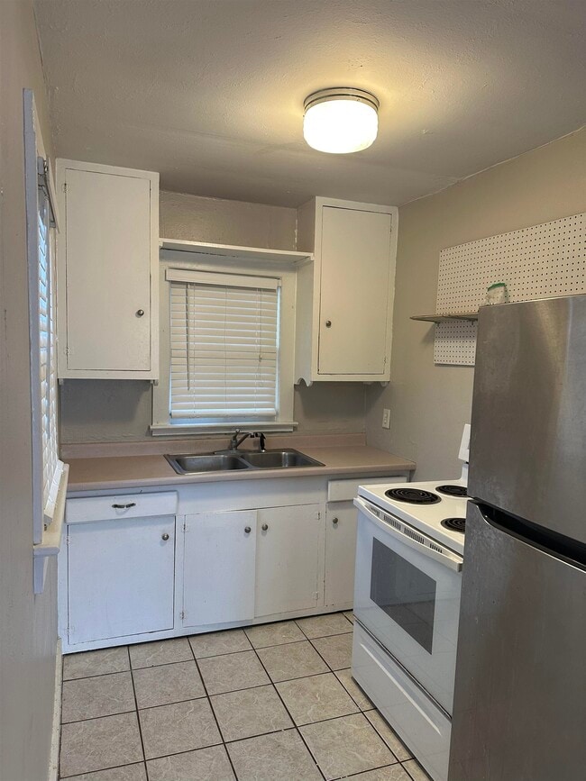 Building Photo - 322 W 8th Ave