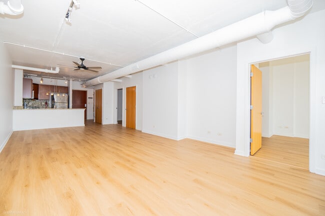 Building Photo - 1610 W Fullerton Ave