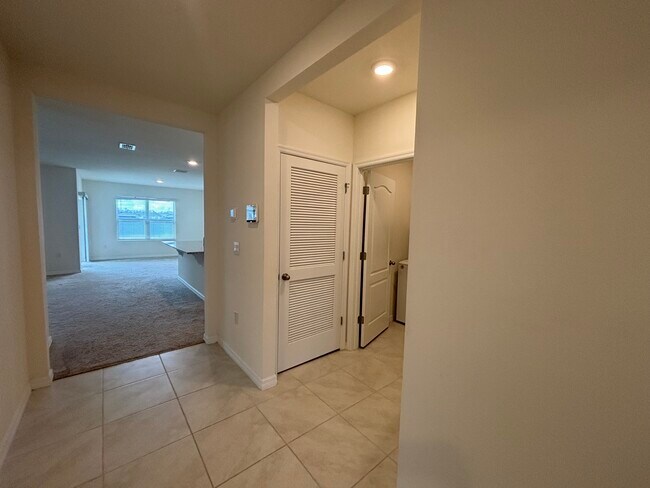 Building Photo - 812 Sky Hvn Wy