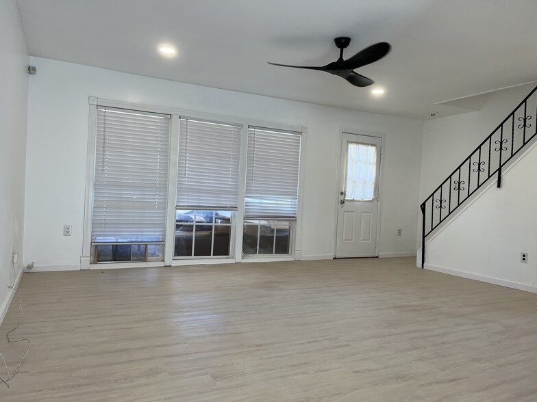 Building Photo - 65 Peacock Ln