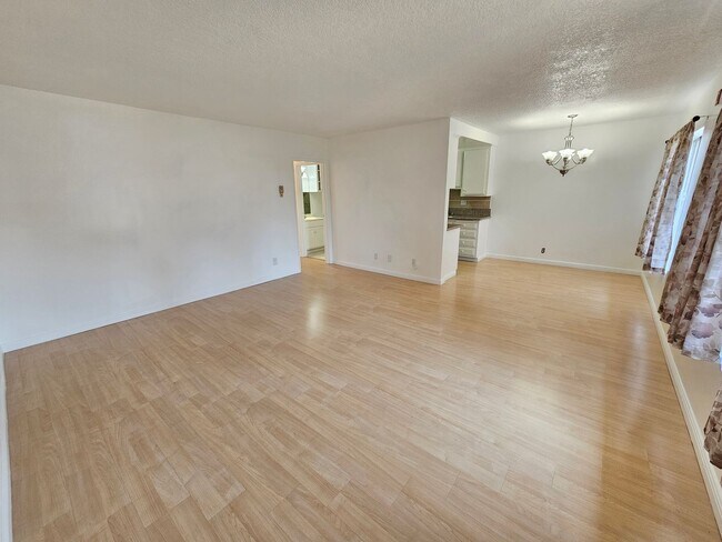 Building Photo - TOP FLOOR UNIT - Light and Airy 2 Bedroom, 2 Bath