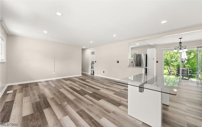 Building Photo - 794 Robinhood Dr