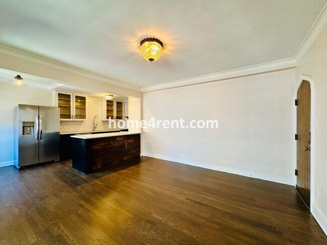 Building Photo - Luxury Condo Living Near the Country Club Plaza!