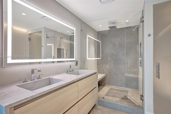 Building Photo - 305 Oak St