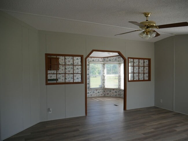 Building Photo - Adorable mobile home in Quitman