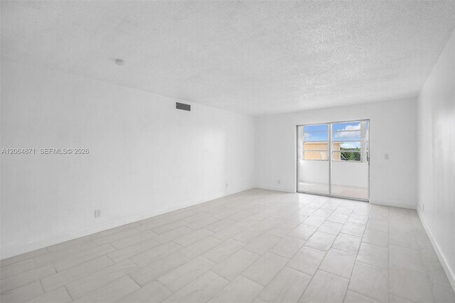 Building Photo - 2601 NE 3rd Ct