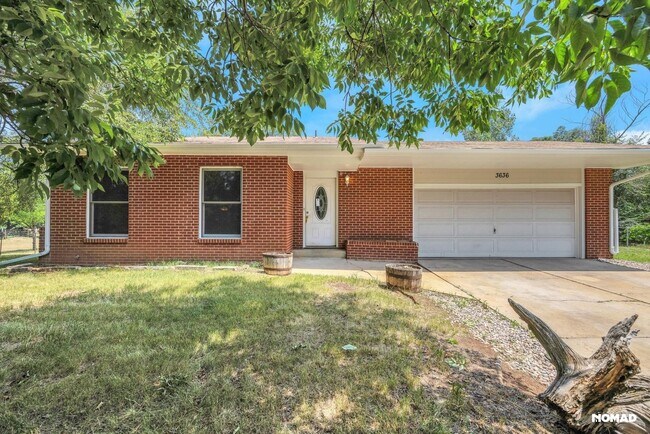 Building Photo - 3636 Royal Dr