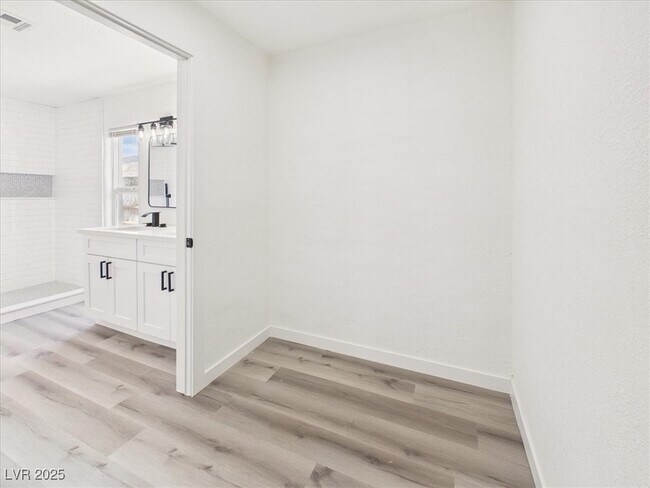 Building Photo - 5610 N Linda St