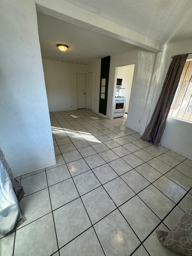 Building Photo - 239 S Cherry Ave