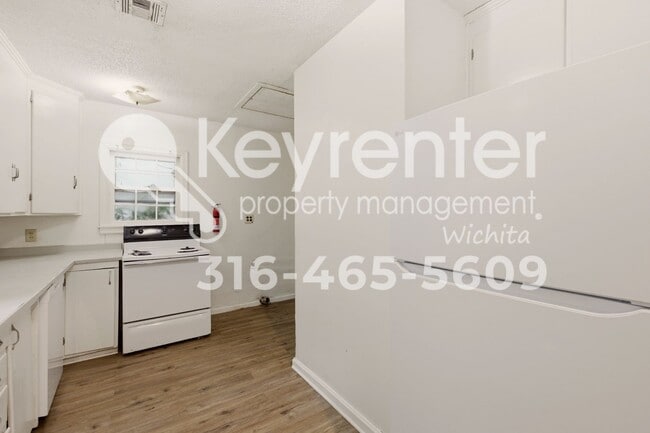 Building Photo - 915 N Harding Ave