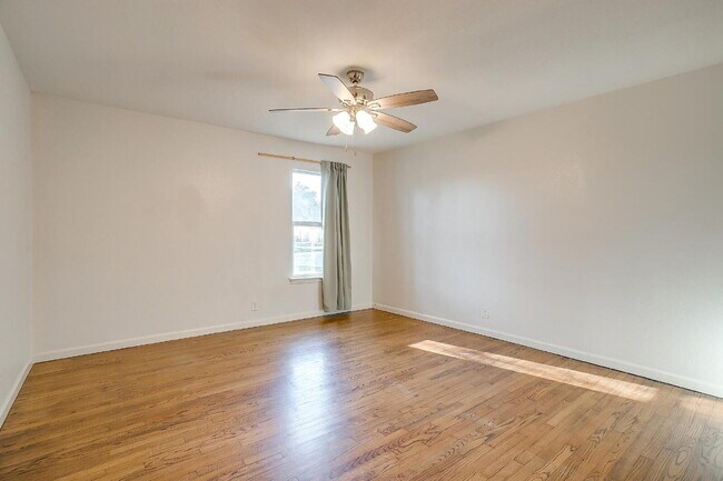Building Photo - Spacious 4-Bedroom Gem with Granite Touche...