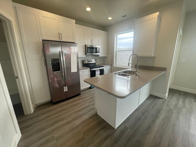 Building Photo - Mustang Valley Townhome!!