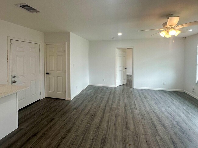 Building Photo - 5962 Belcrest St