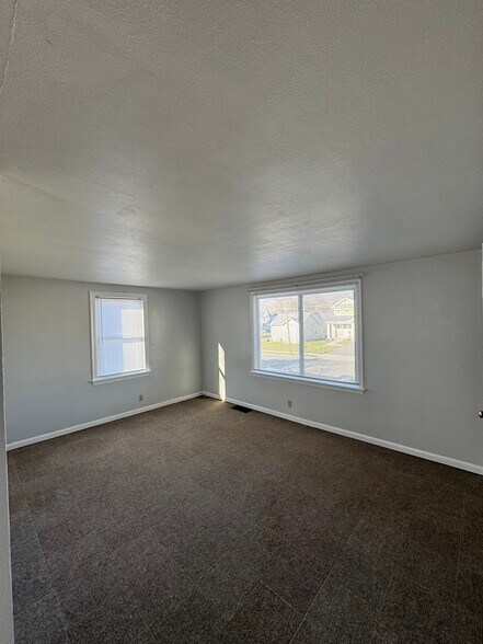 Building Photo - 142 Cayuta St