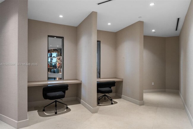 Building Photo - 700 NE 24th St