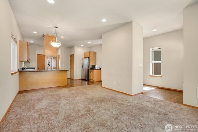 Building Photo - Amazing 3 Br 2.5 bath 2 car gar home in Ta...