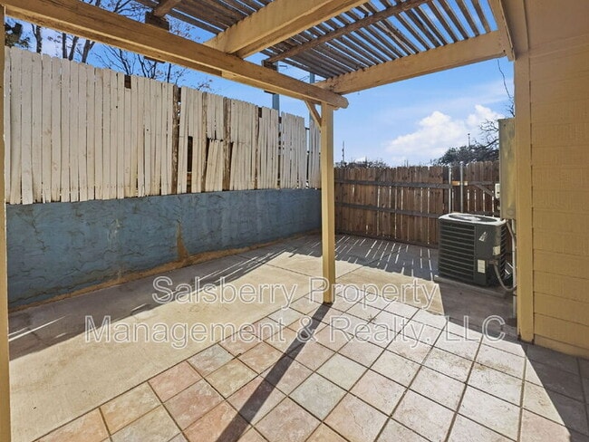 Building Photo - 3950 Seaside Ct