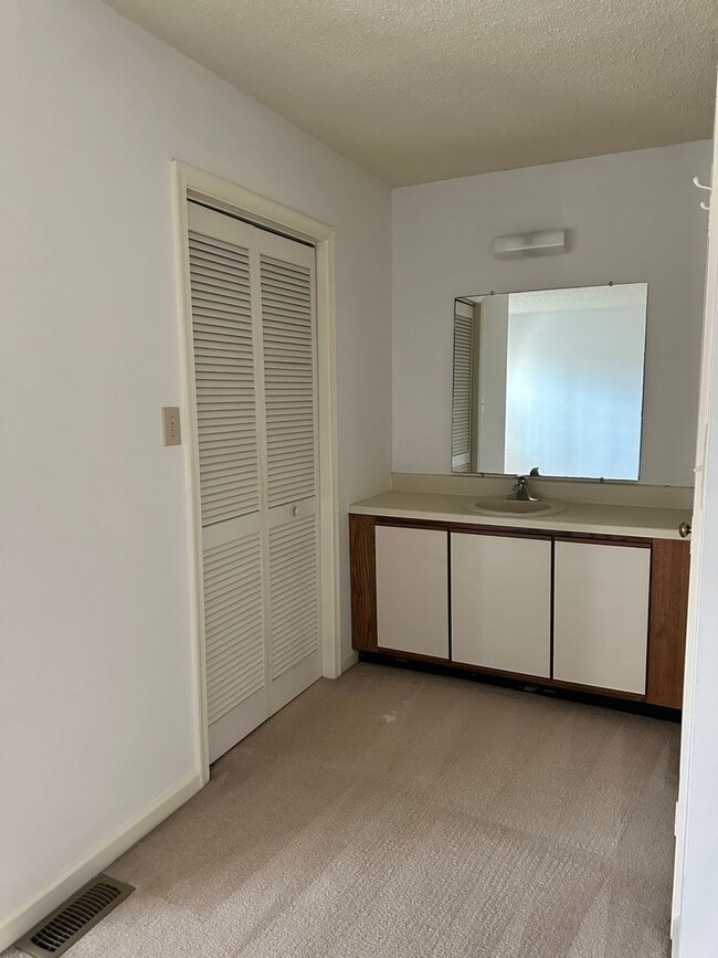 Building Photo - Townhouse in Chisel Run! Available Now