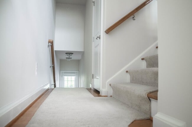 Building Photo - Villages at Urbana Luxury Townhouse For Lease