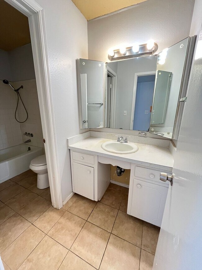 Building Photo - Spacious 1 bed 1 bath apartment