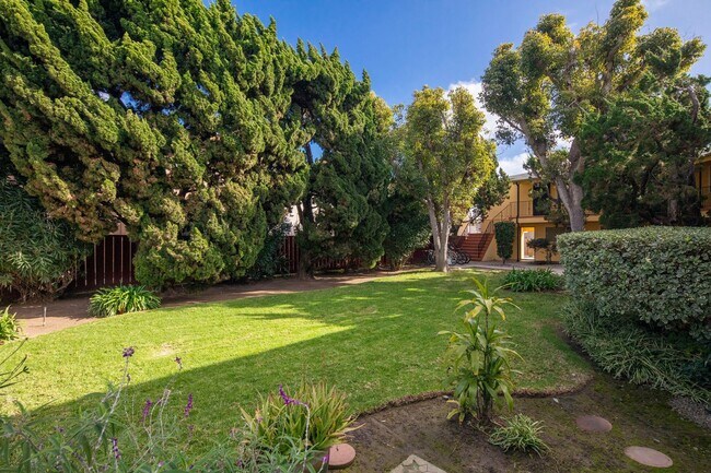 Building Photo - Pacific Beach: 2 Bedroom in Ideal Location...