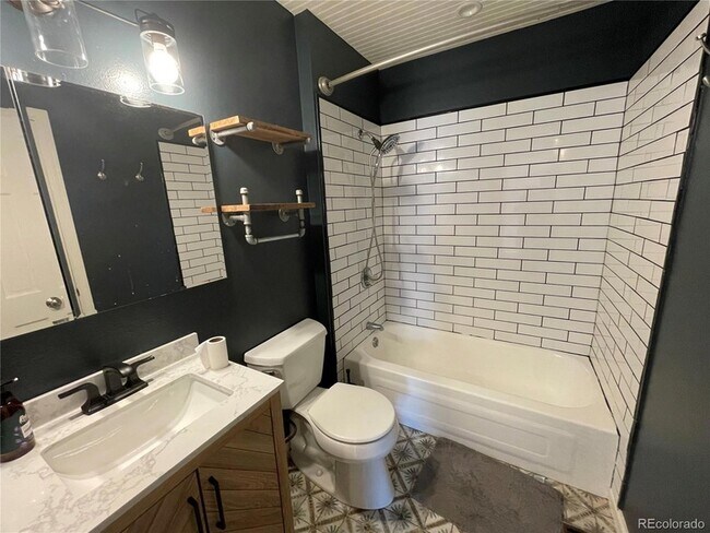 Building Photo - 2318 Lincoln St