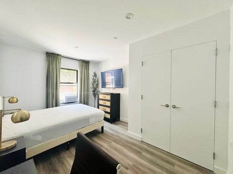 Building Photo - Furnished room/NOT APARTMENT