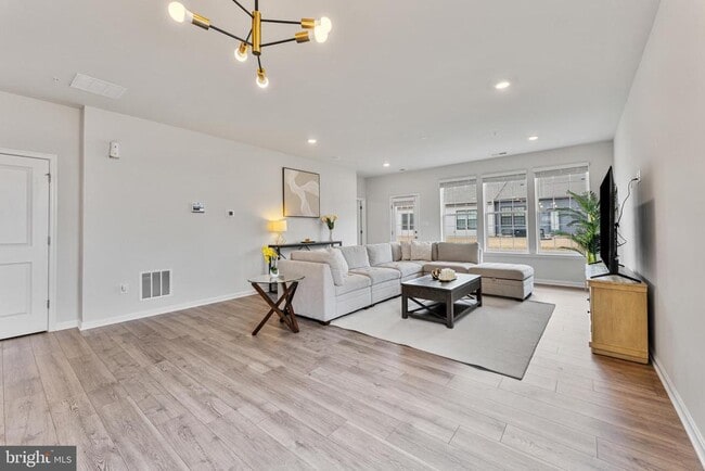 Building Photo - 493 Ensemble Wy
