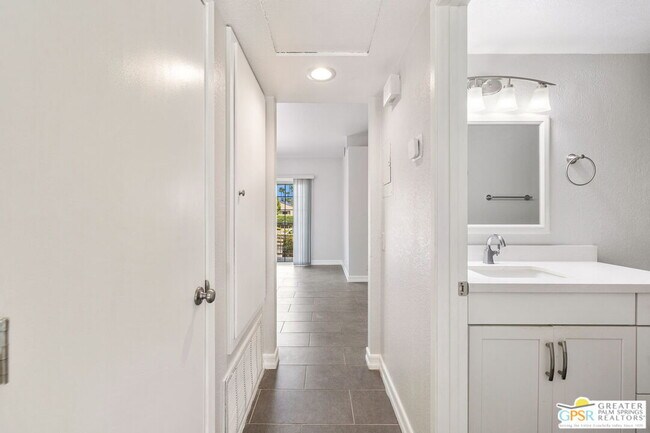 Building Photo - 505 S Farrell Dr