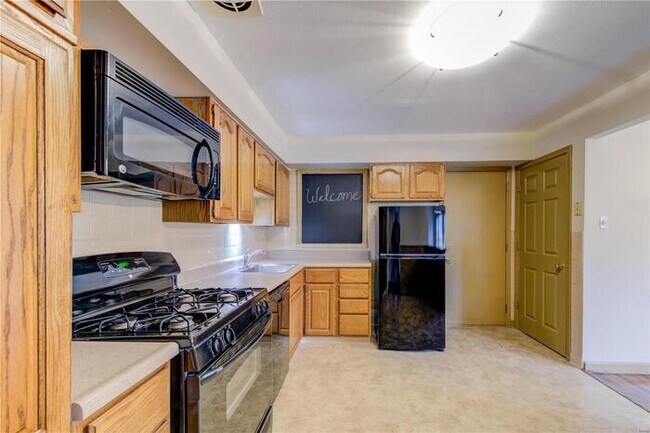 Building Photo - Fantastic 3bd/1.5ba home! Coming soon!