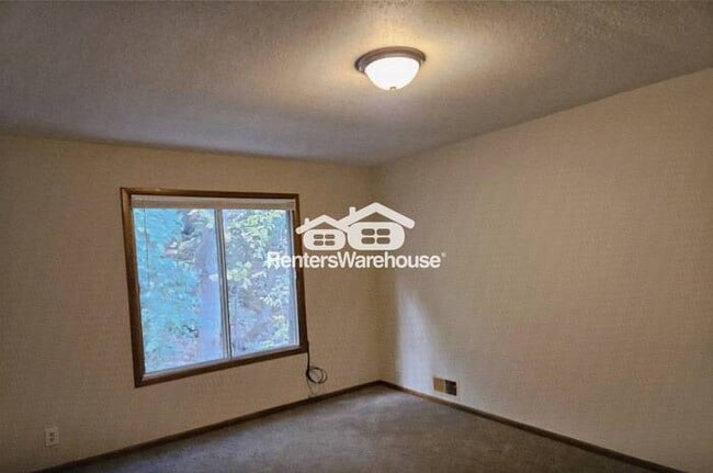 Building Photo - Available now - like new 2 bed 1 bath dupl...